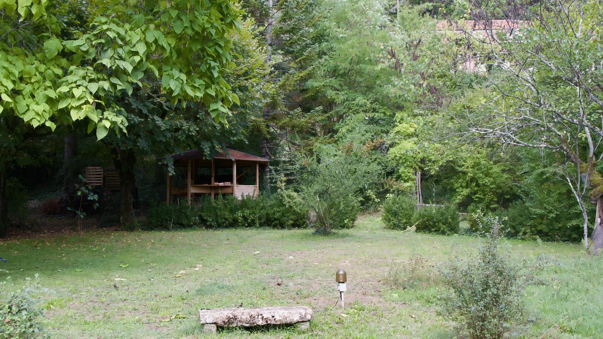 cabane sous les arbres