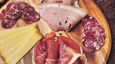 cabane dans les arbres avec des planches de charcuterie