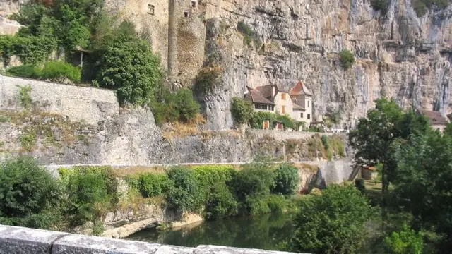 chateau du diable et habitat semi troglodyte