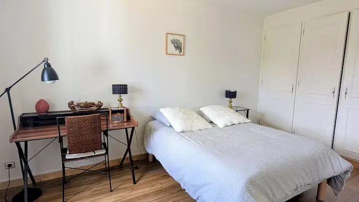 Troisième chambre, lit deux places et grands placards