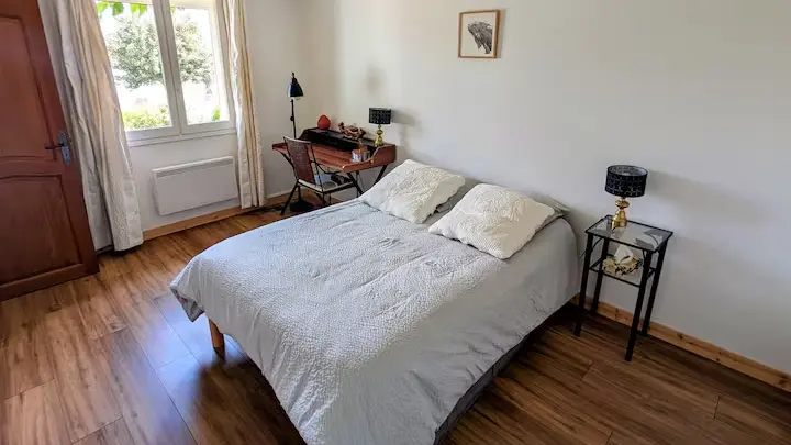 Troisième chambre, lit deux places, grands placards et vue sur le jardin