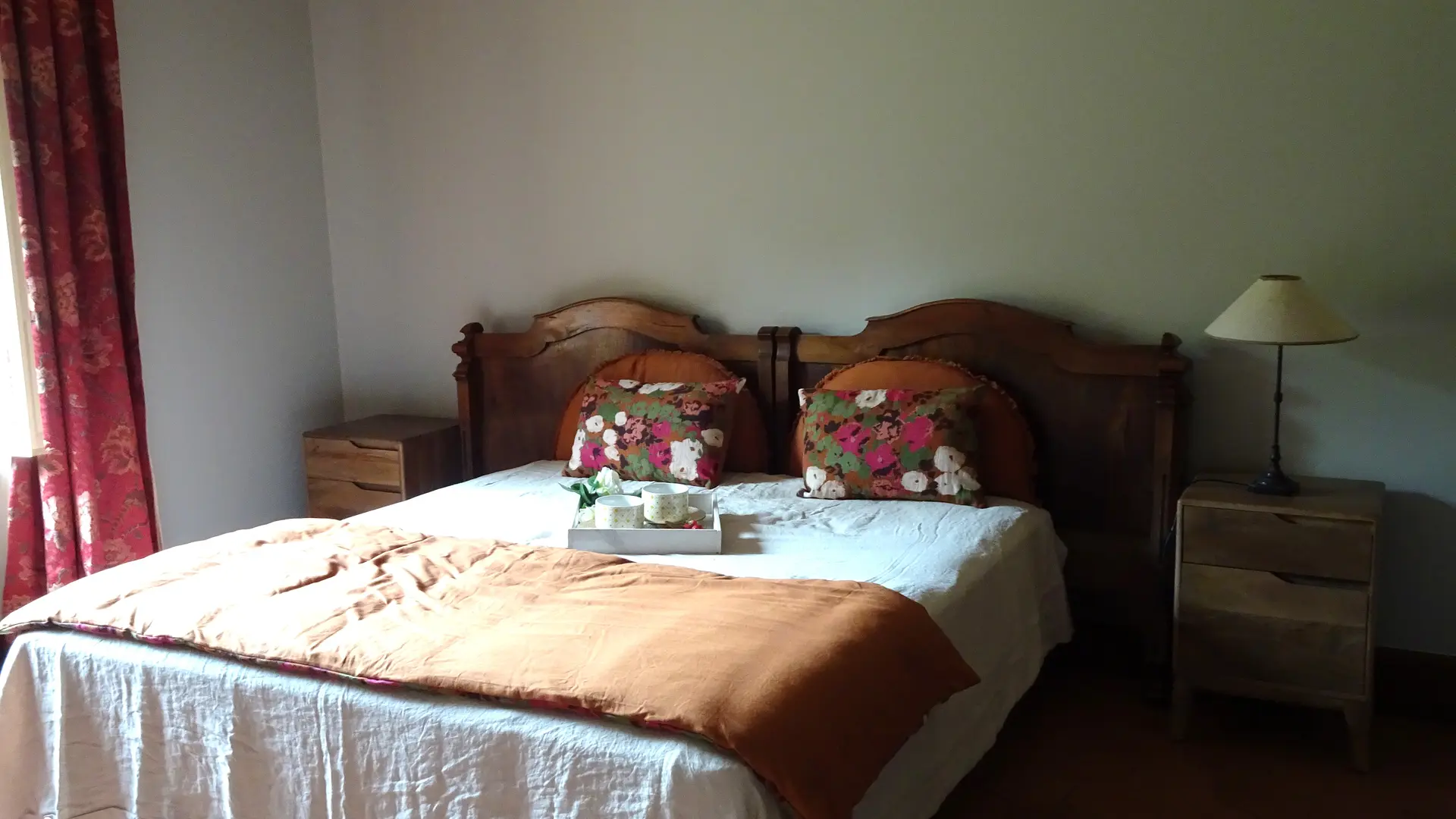 1ere chambre grand lit 180x200 avec salle de bain et wc