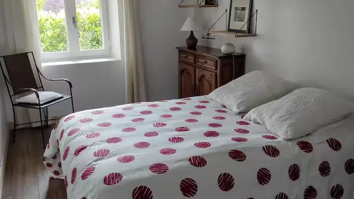 Deuxième chambre, lit deux places, vue sur le jardin