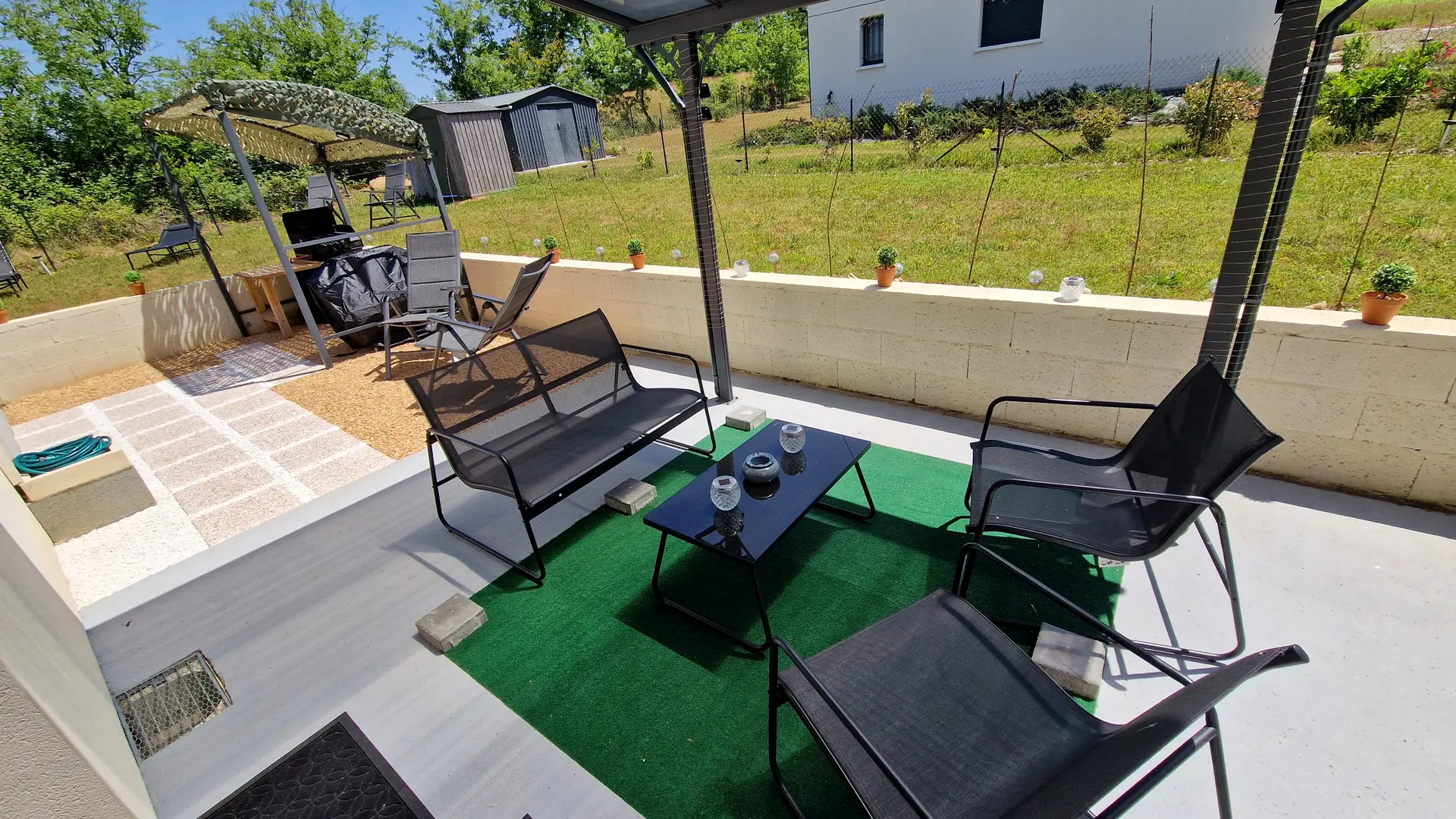 coin barbecue et petite terrasse