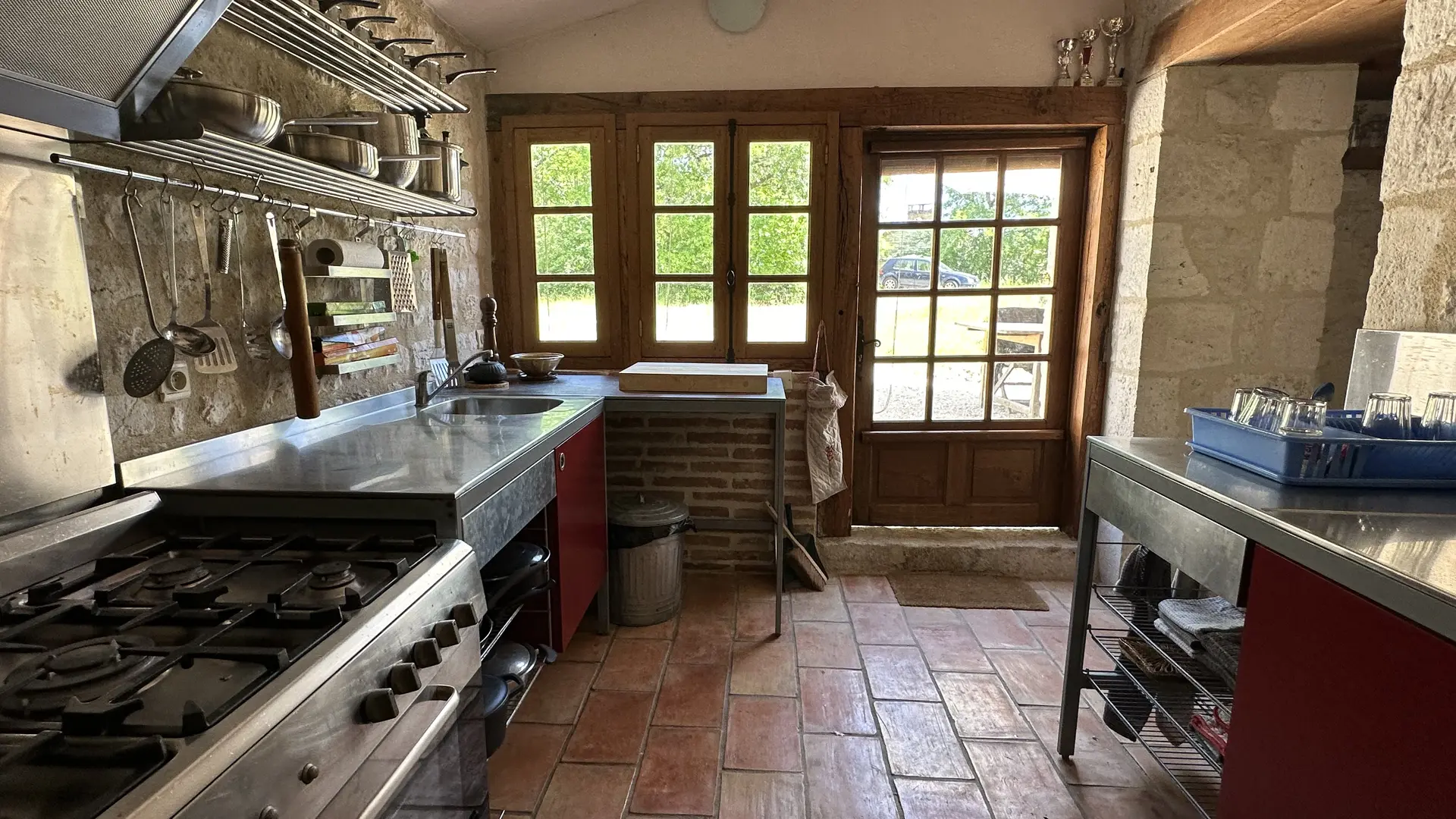 Maison Escalier: cuisine - avec la porte exterieure