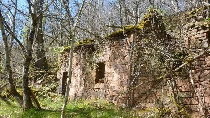 ferme tailleur de pierres 4-1-maison-ruine-680x510