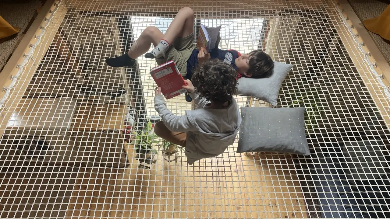 Le filet est un espace de repos très apprécié des enfants.