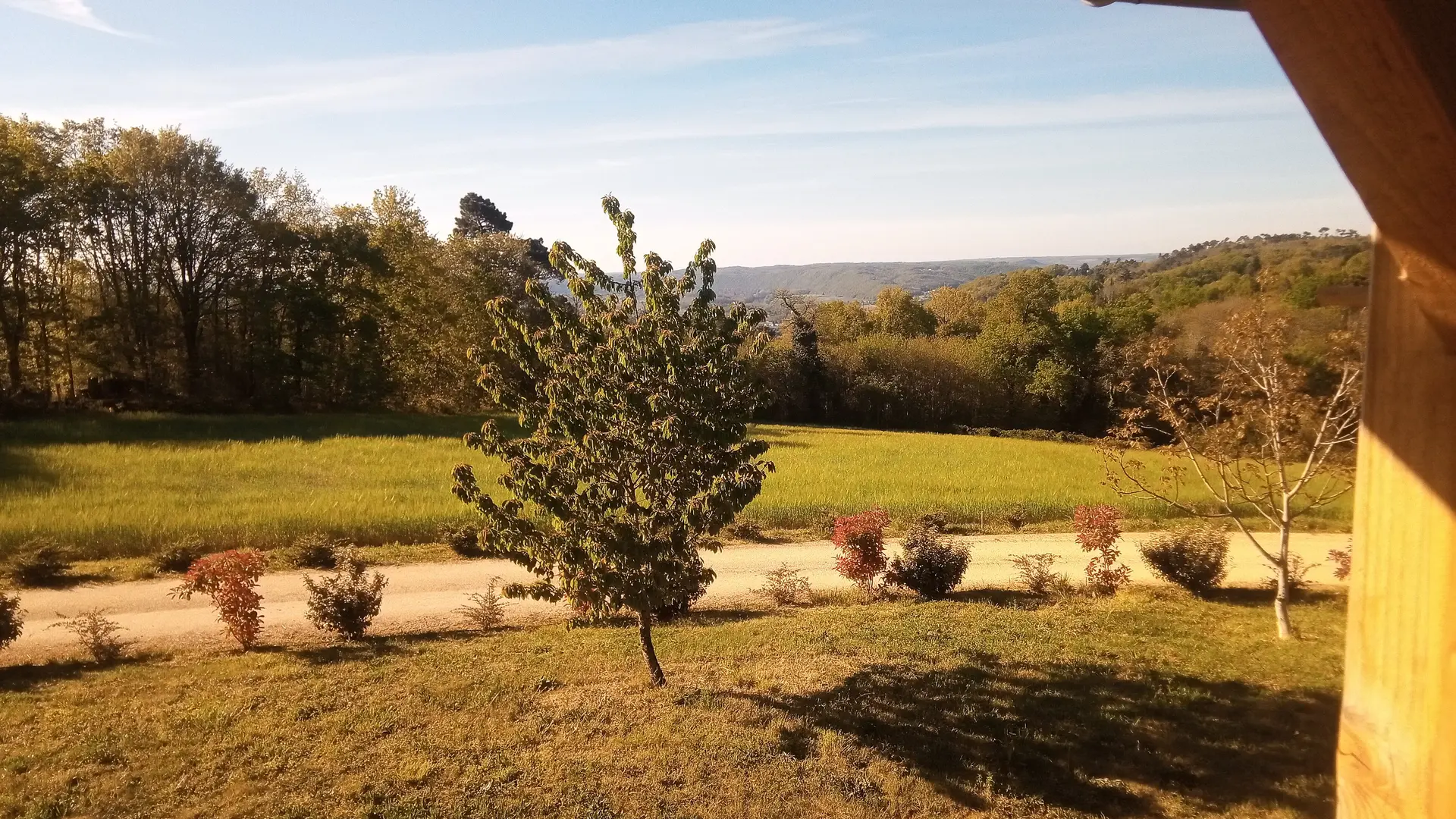 Vue sur le jardin depuis la terrasse couverte