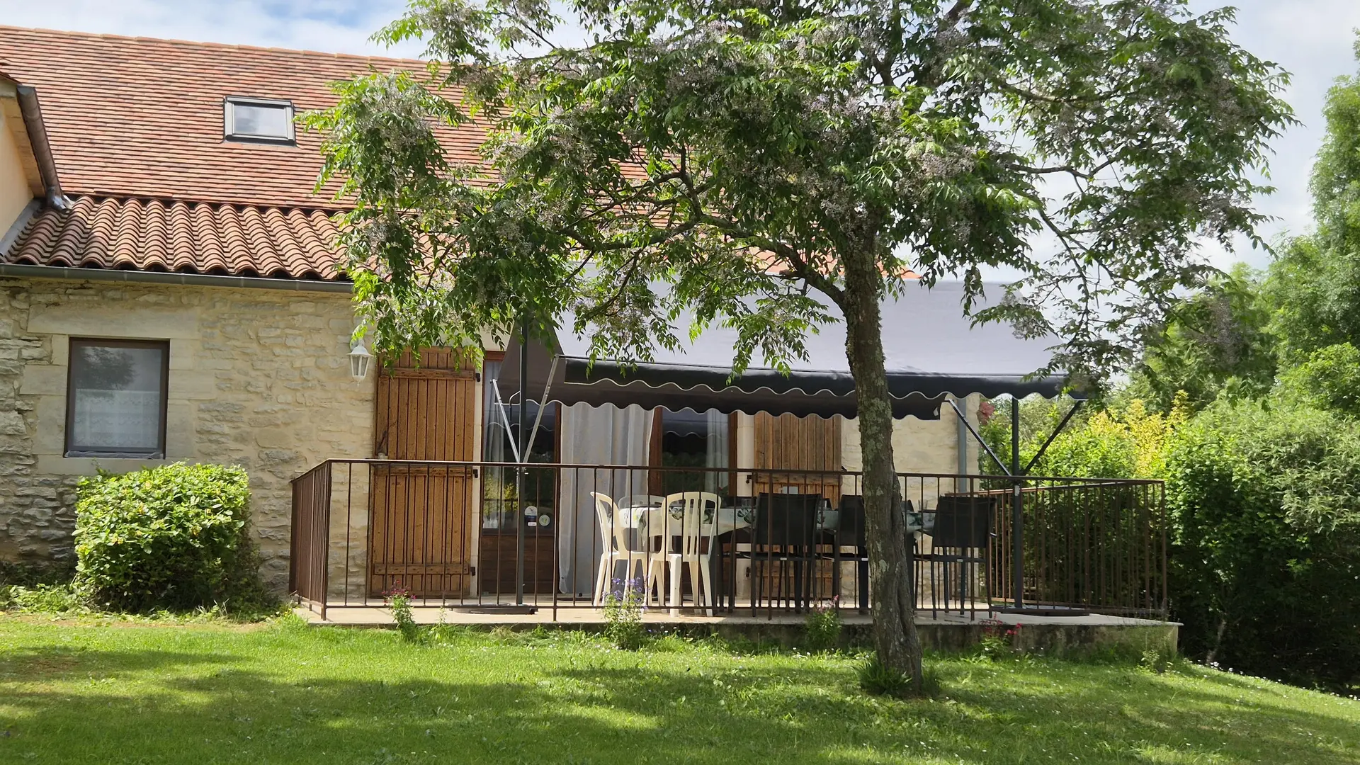 Terrasse du gîte et son jardin