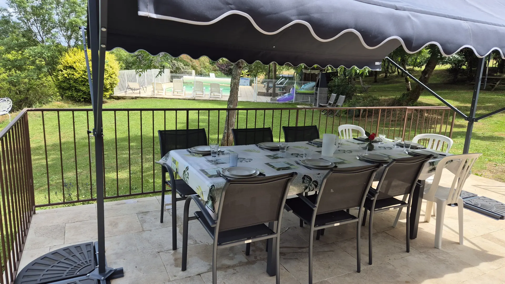 Table extérieure du gîte et sa terrasse située Sud-Ouest très agréable