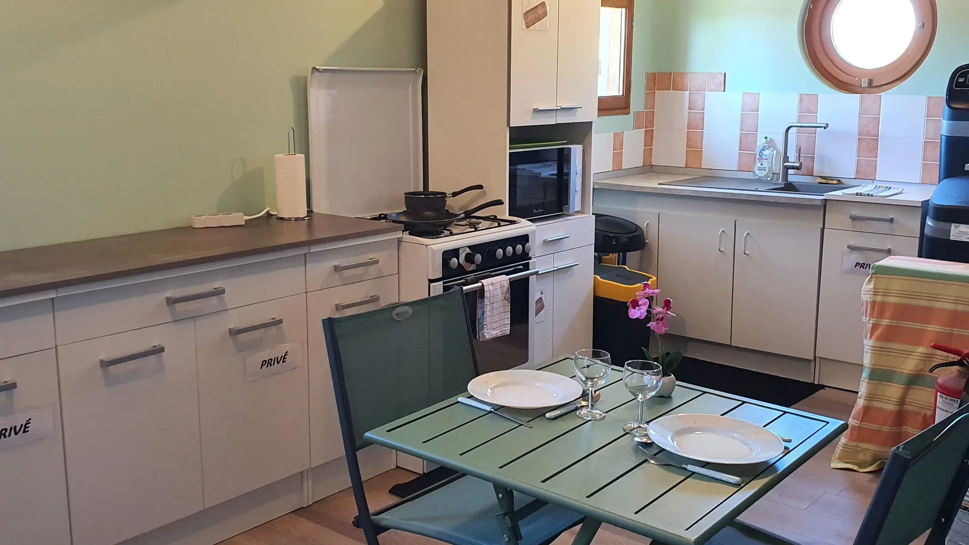 Espace cuisine et coin repas partagés pour nos chambres d'hôtes
