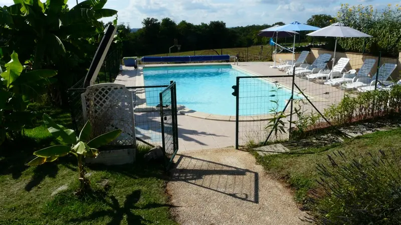 Grande piscine au sel, chauffée par panneaux solaire. Vue sur l'horizon lointain