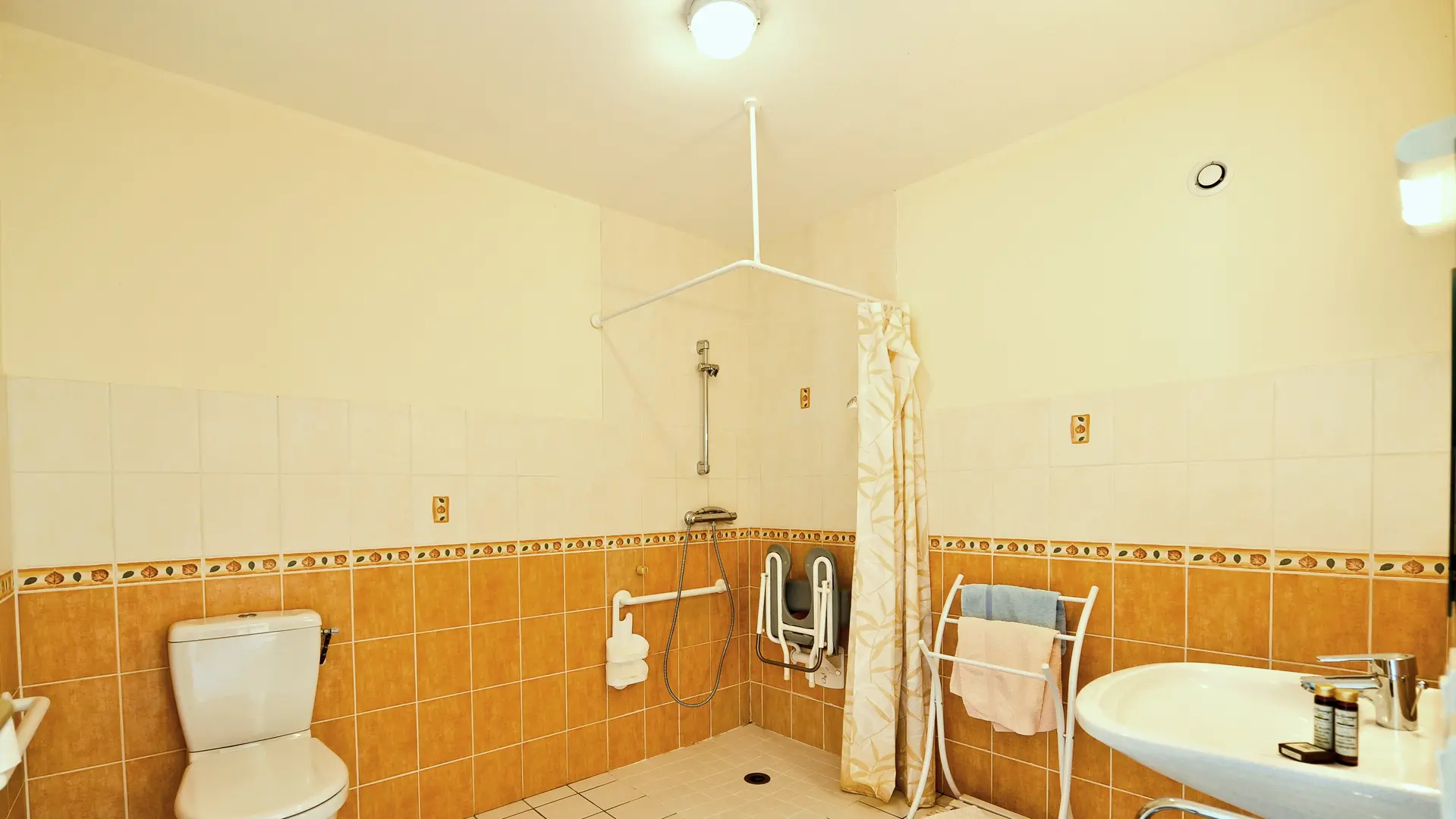 La Grange de Rocamadour ®Gîte DURANDAL salle d'eau adaptée handicapés