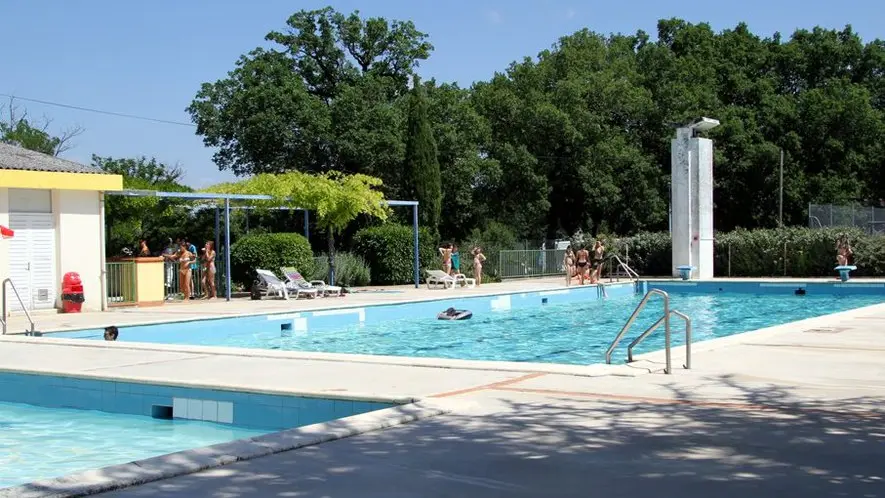 piscine municipale chauffée à situé à l'entrée du camping