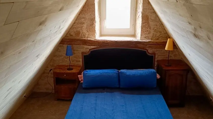 lit double dans la chambre
