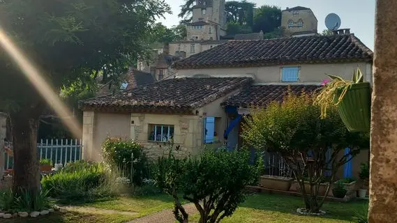 jardin avec vue sur le village médiéval