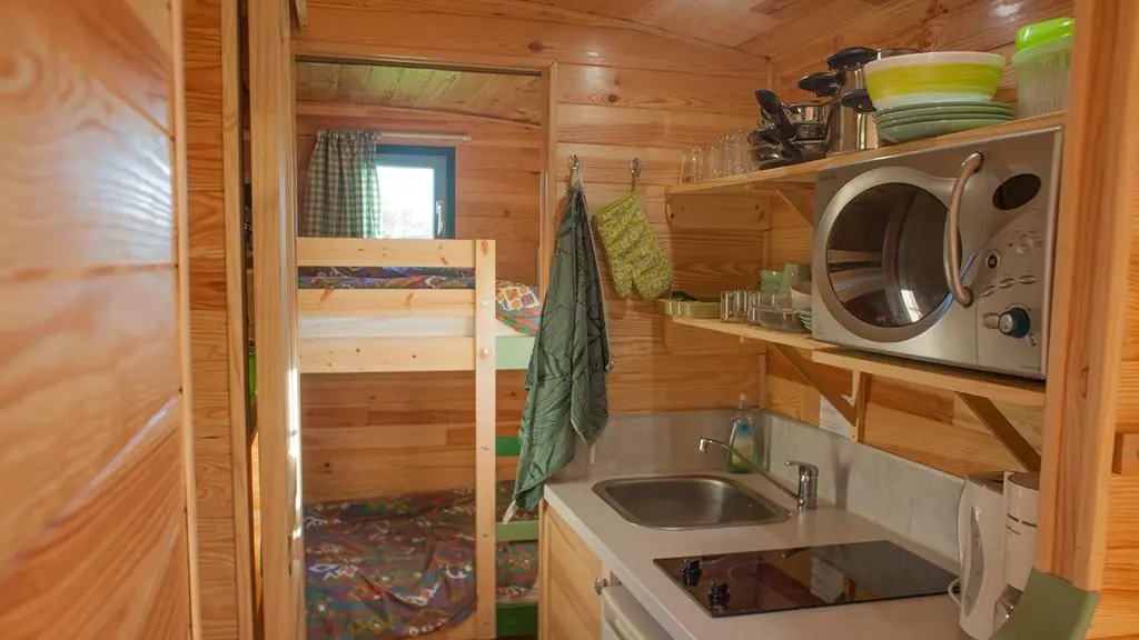 cuisine et chambre avec lit duperposé