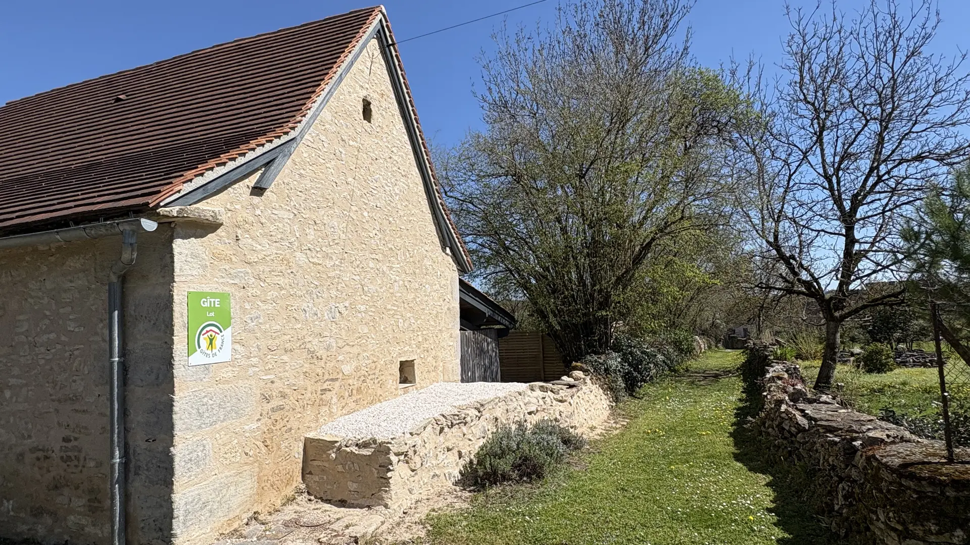 le petit chemin coté Ouest du gîte