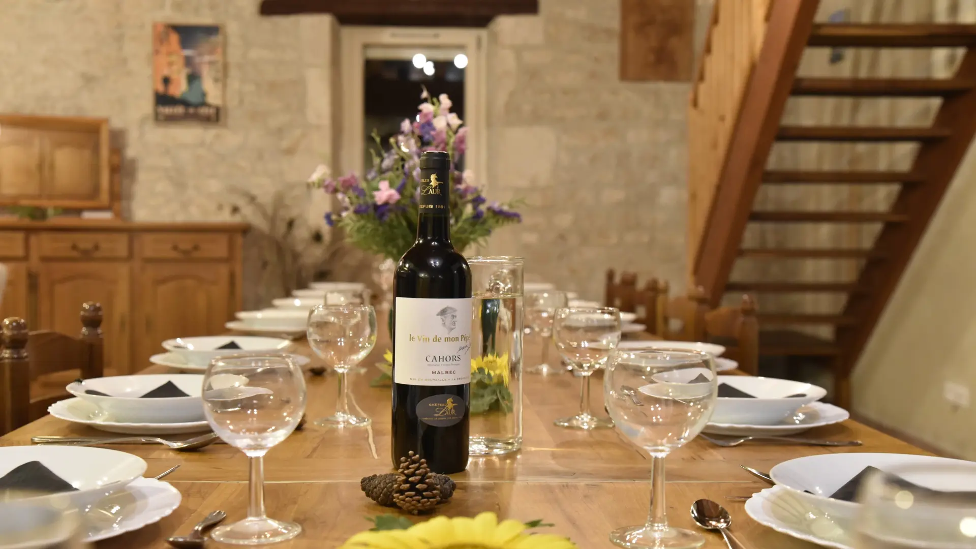 le salon avec sa grande tablée