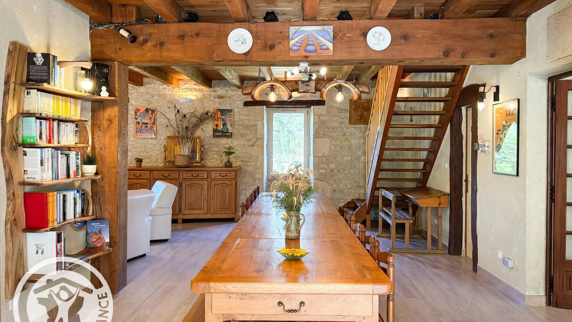 le salon avec sa grande tablée