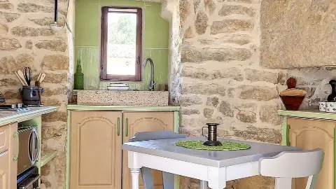 Les curies - le moulin de brunard - La cuisine du moulin avec table