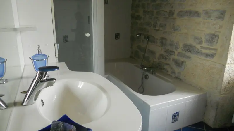 SDB du rez de chaussée avec baignoire et douche