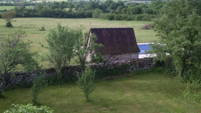 local tech et piscine avec vue sur campagne