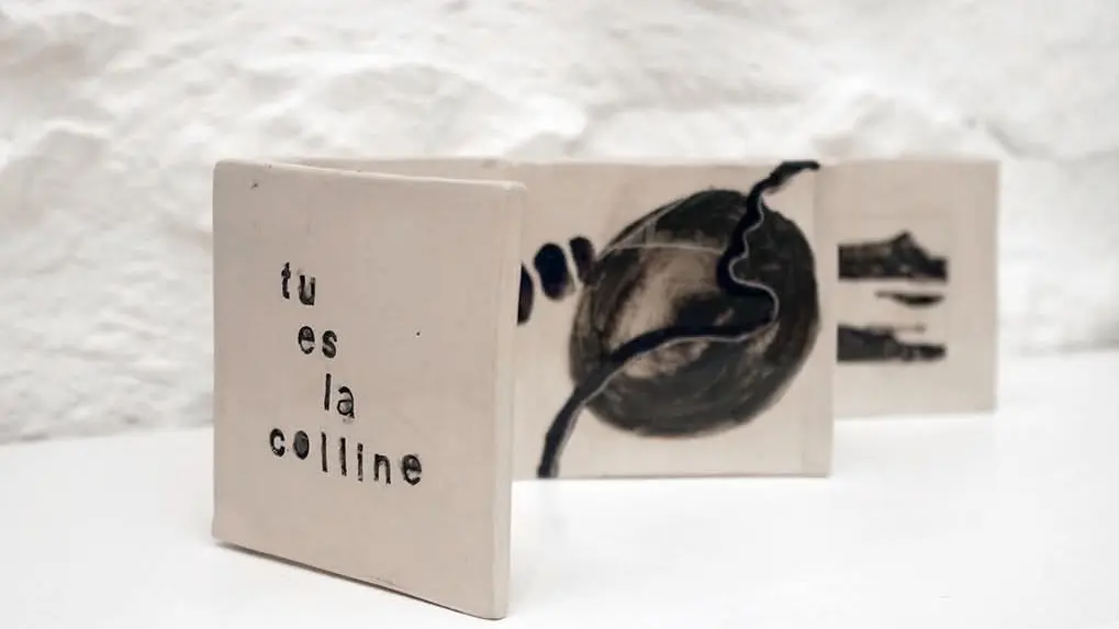 tu es la colline  leporello en grés /magali castellon ceramique