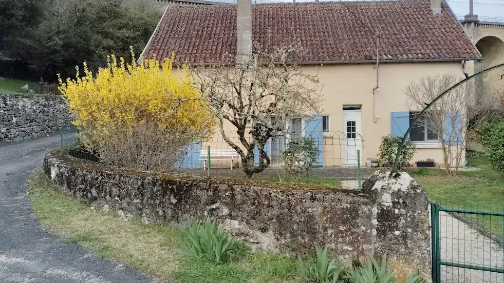 maison avec fleurs 1