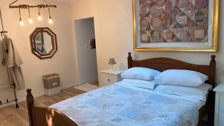 chambre principale avec lit king size et salle de douche attenante