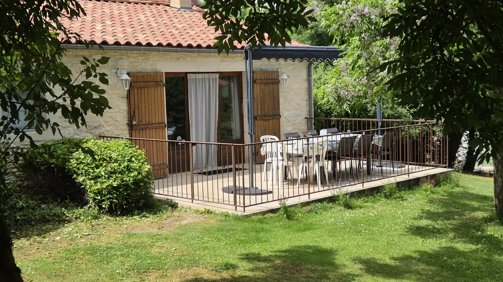 Entrée indépendante et terrasse du gîte