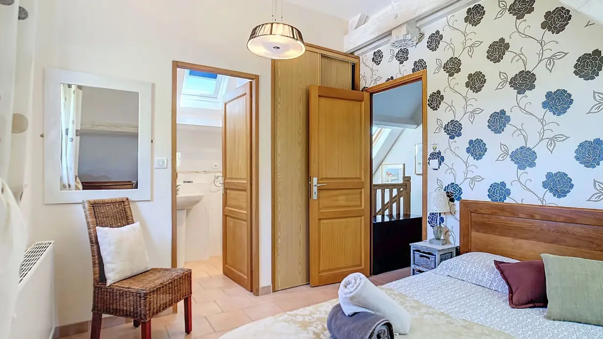 Chambre 2 avec ensuite