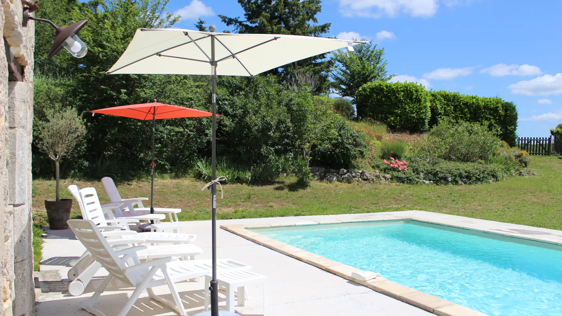 Au bord de la piscine