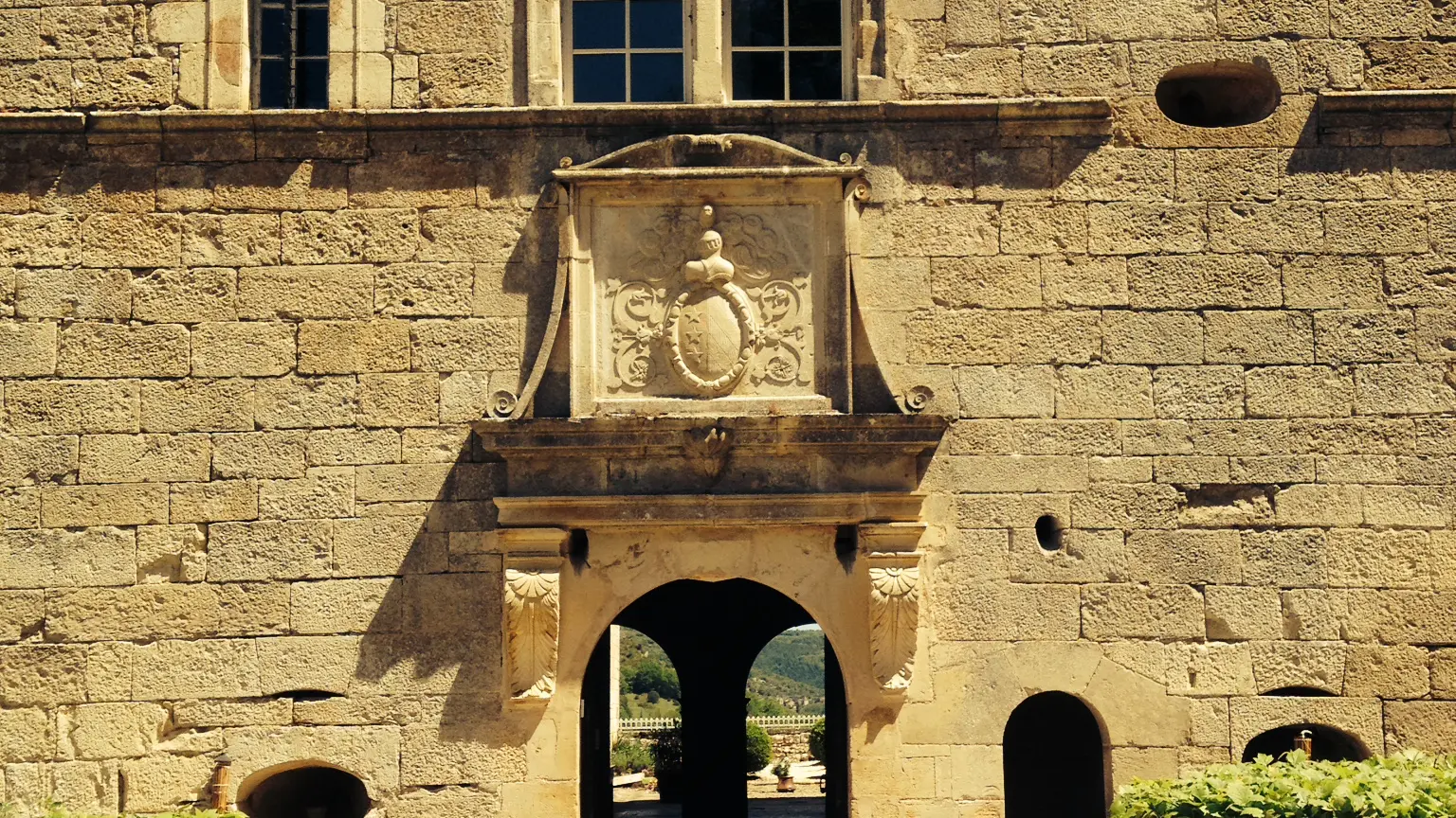 cour d'entrée avec ancien pont-levis et meurtrières