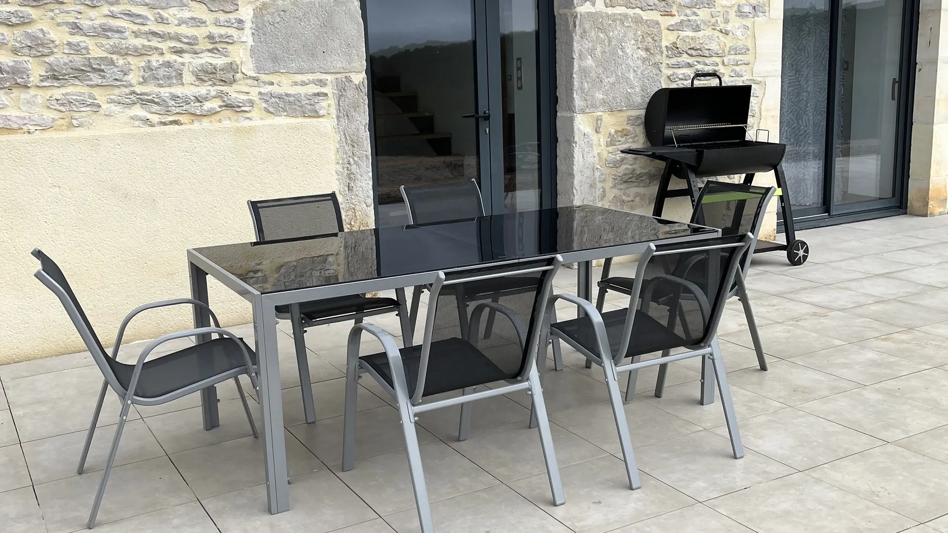 terrasse avec table de jardin et barbecue