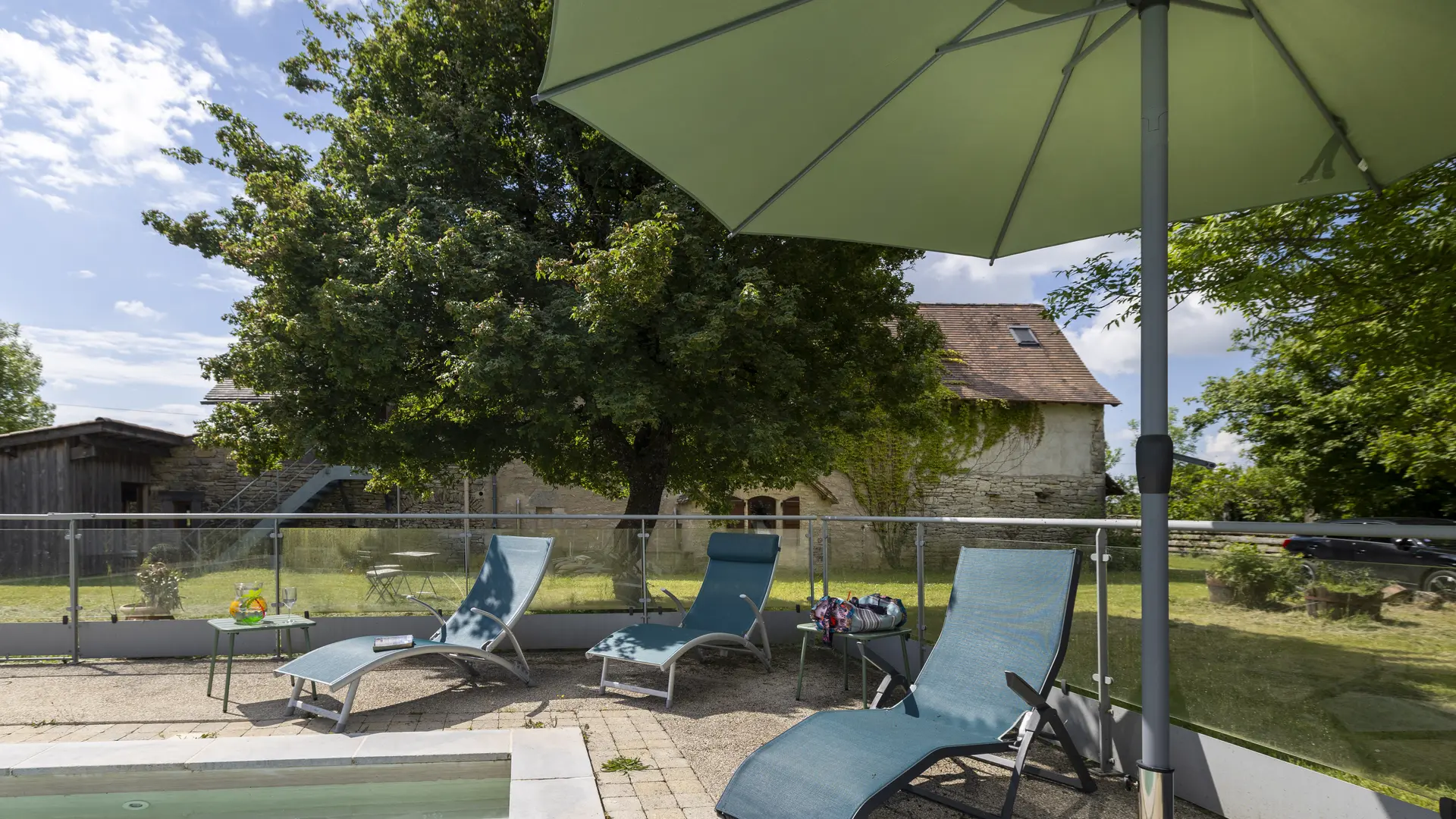 Piscine et grand jardin