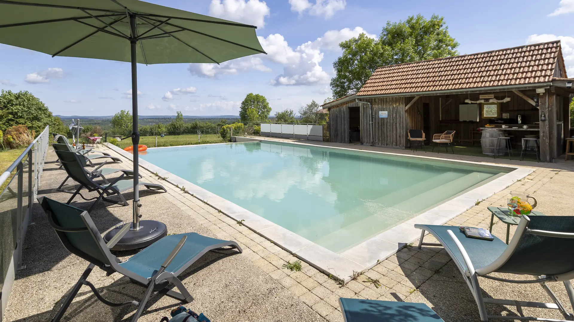 Grand piscine avec pool house