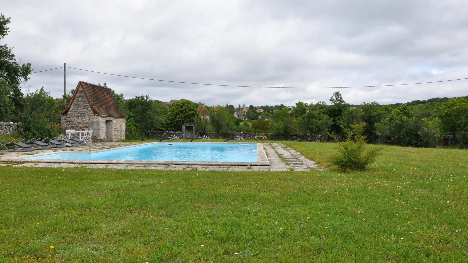 piscine avec vue sur village