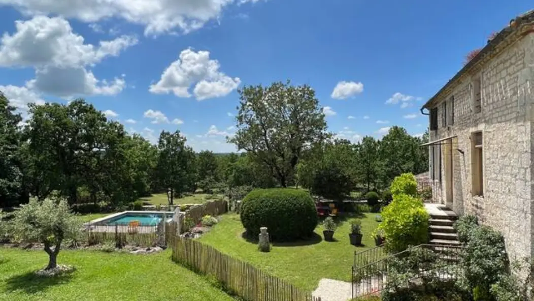 Gît ede l'Etude et jardin extérieur