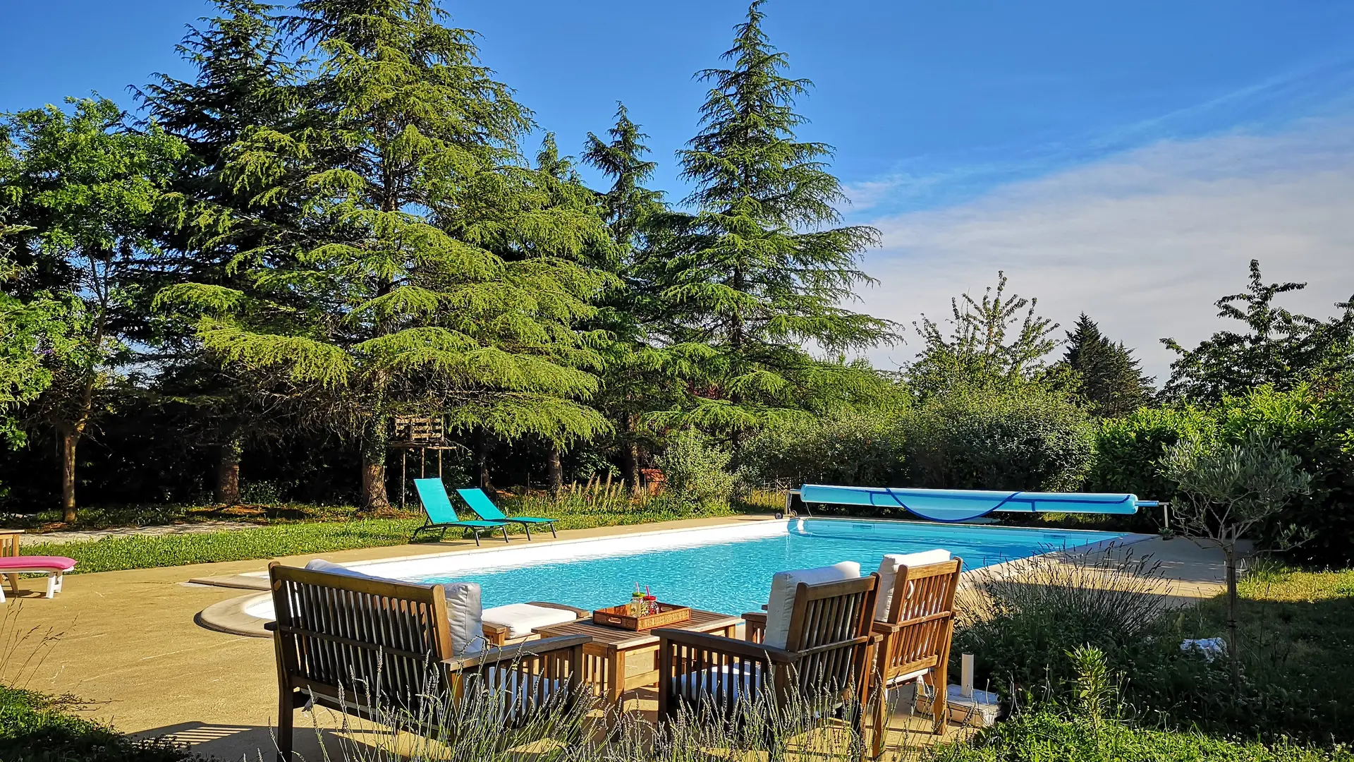 piscine avec salon de jardin