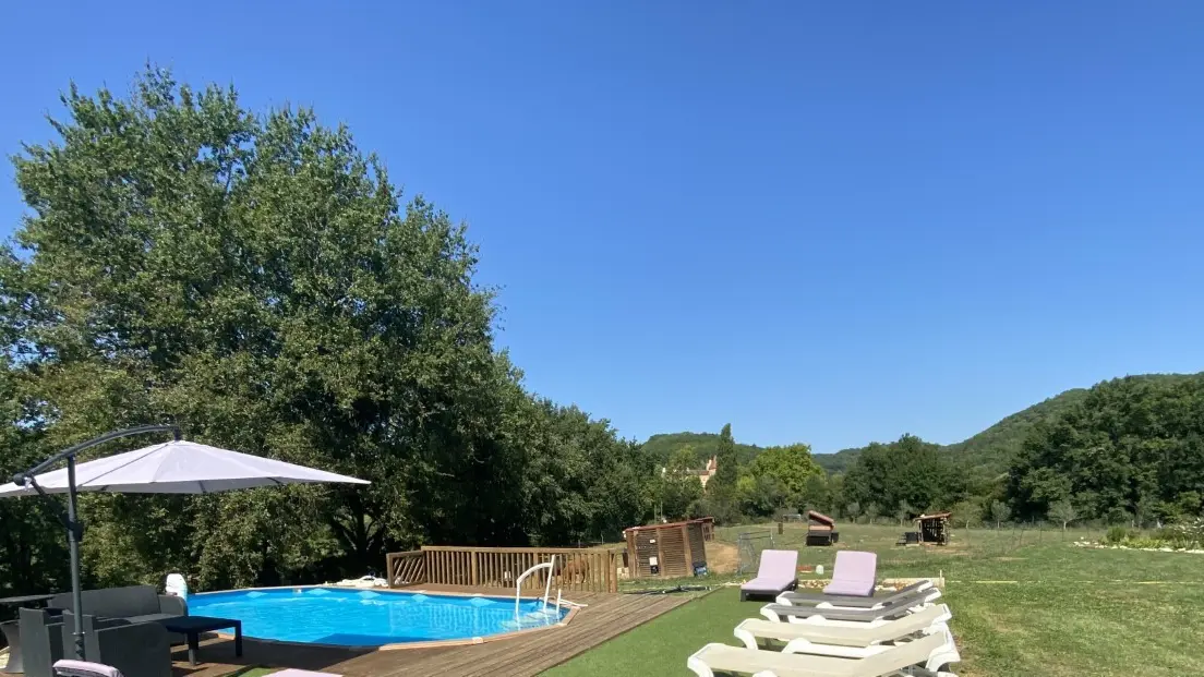 piscine-et-terrasse-avec-chaises-longues-et-parasols-1
