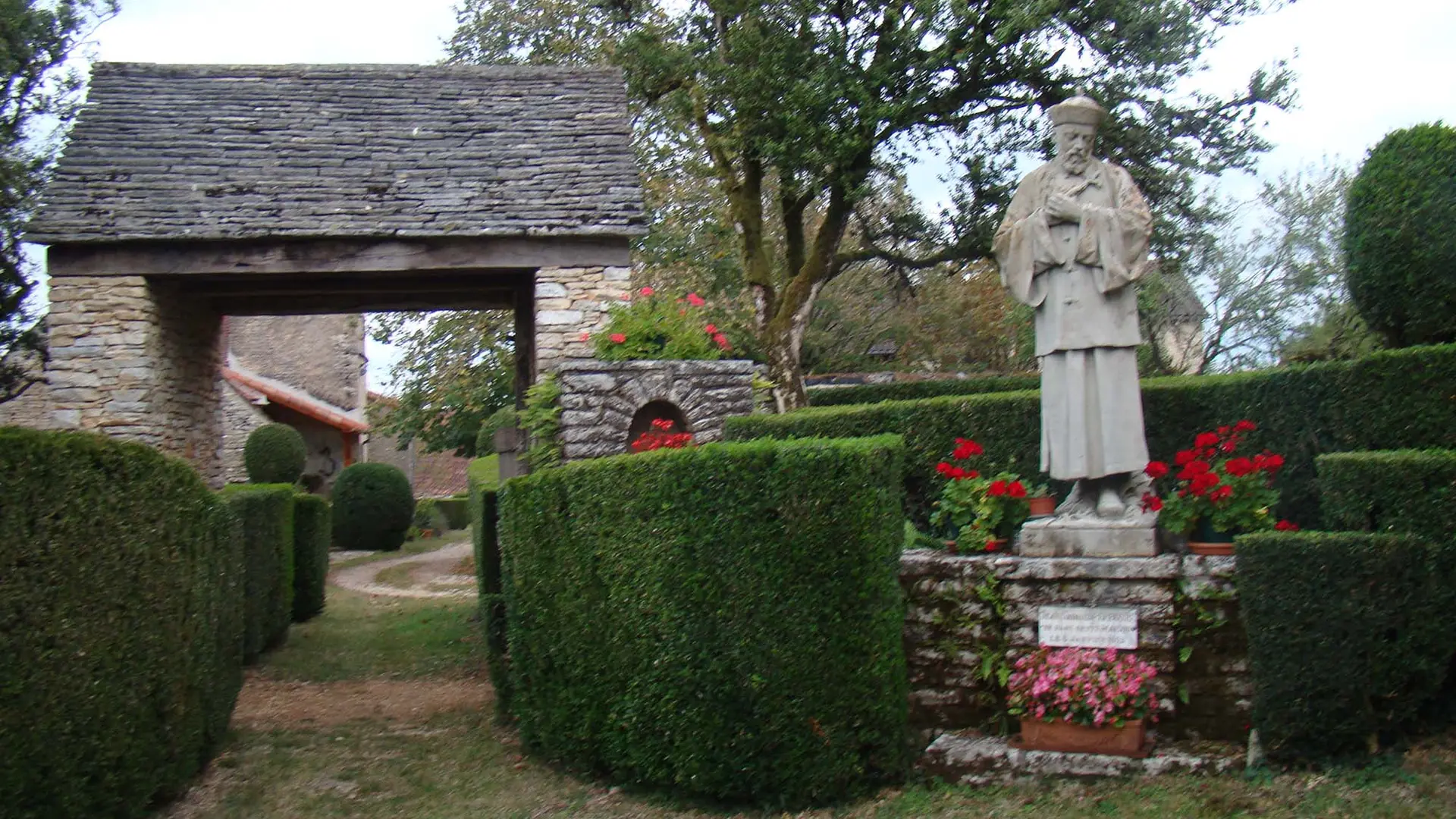 porche d'entrée avec statuaire