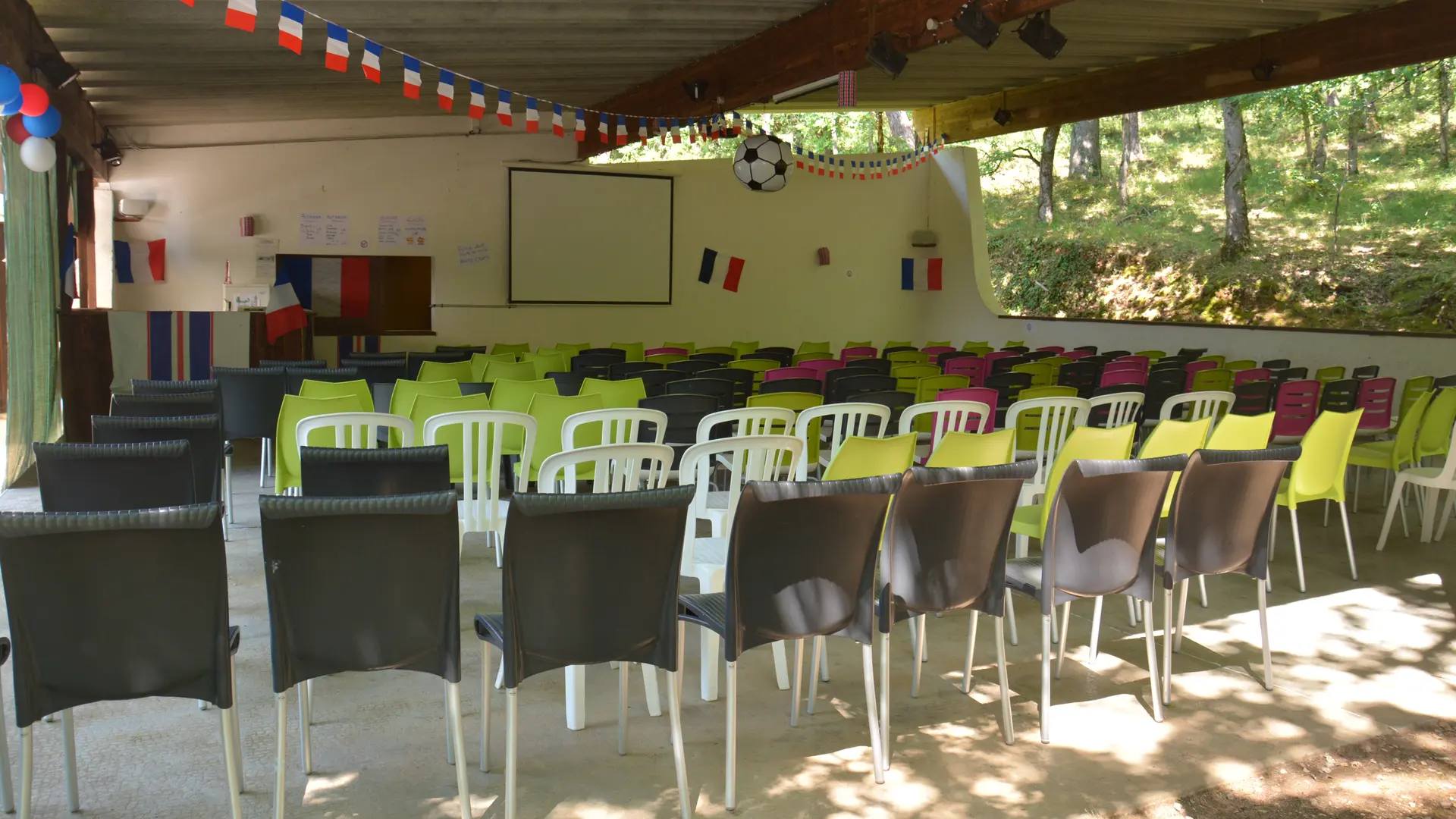 Salle de regroupement / réunion / repas en extérieur