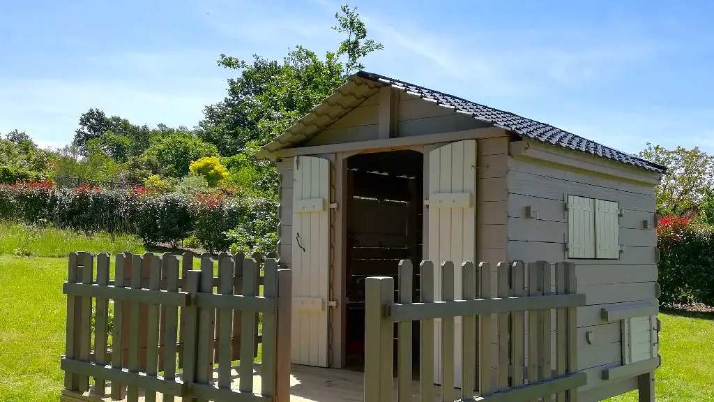 Une belle cabane pour les petits les attend dans l'espace de jeux.