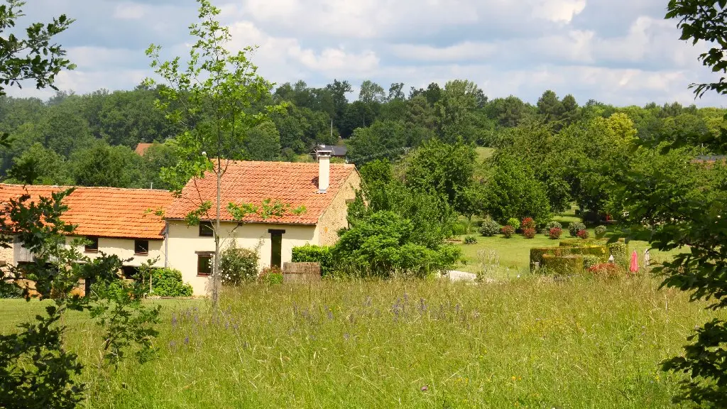 Vu de la Prairie, le gite dans son écrin de verdure.