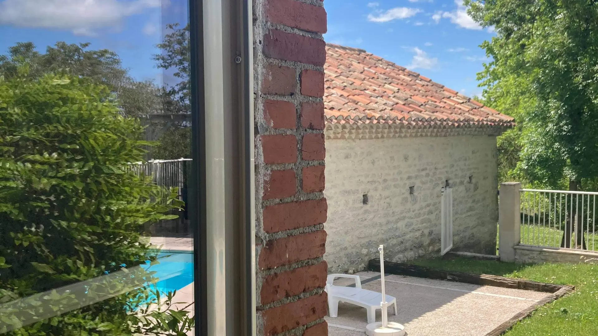 Vue de la chambre, côté piscine