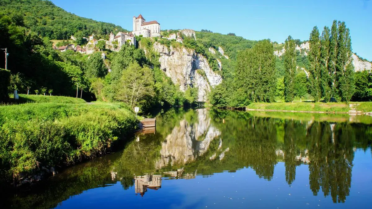 saint-cirq-lapopie-vu-de-la-vallee-c-lot-tourisme-j