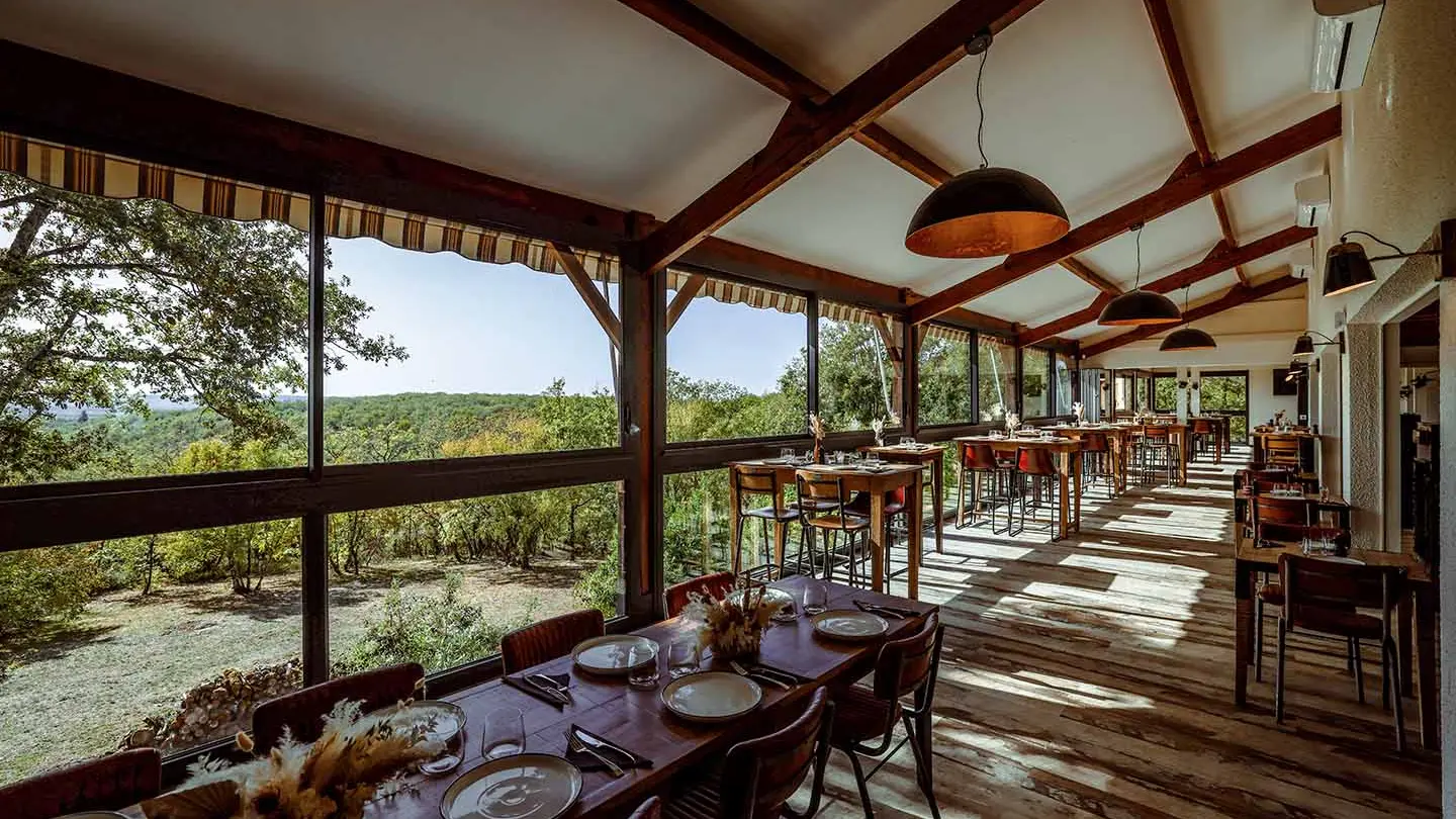 salle - vue profonde  - restaurant - l'atelier d'imbert - rocamadour