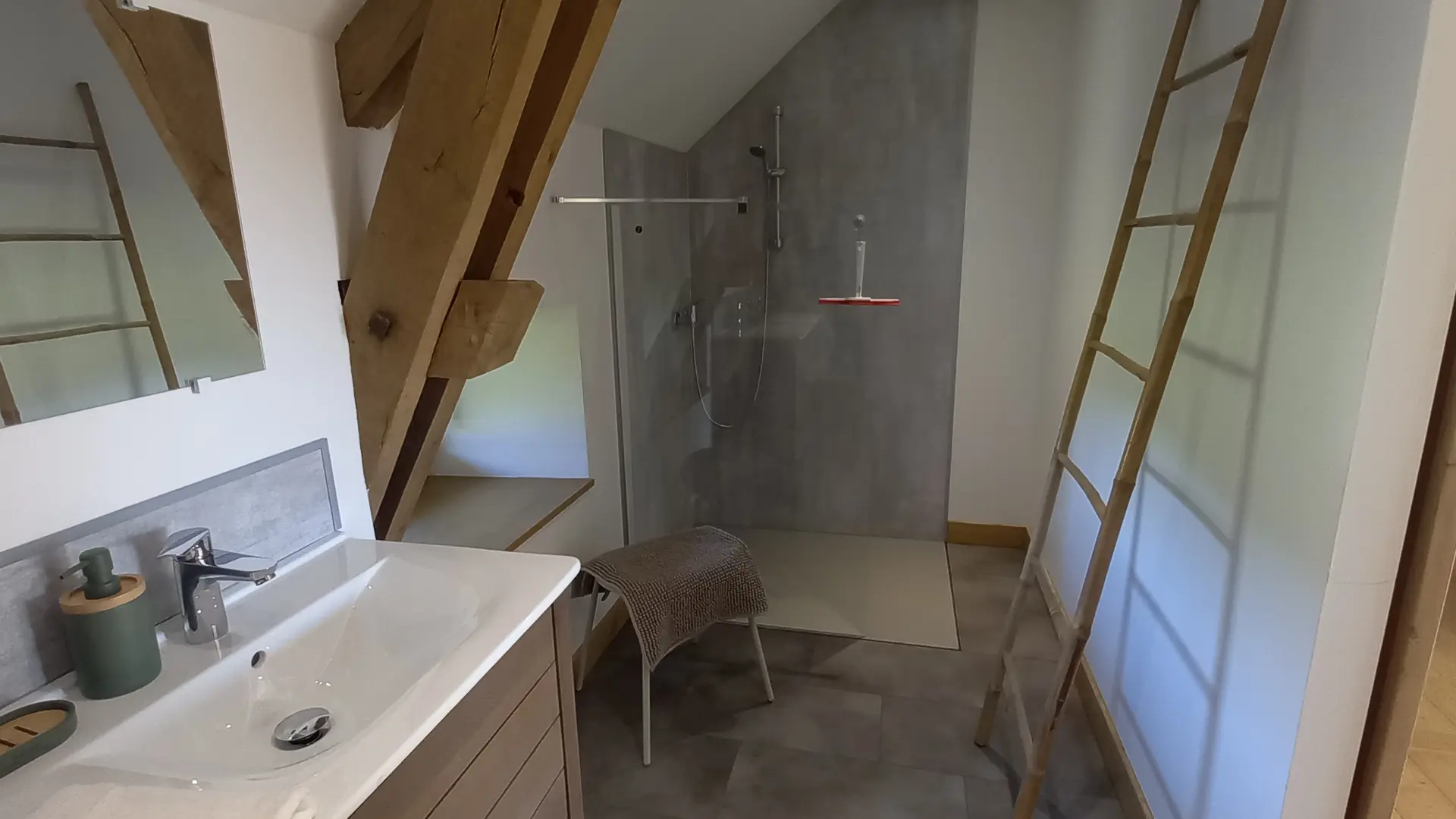 salle d'eau ( les 2 sont identiques )