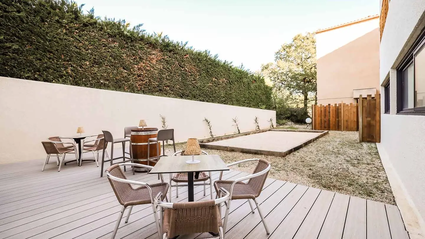 salle lavande - terrasse avec petanque - hotel - le bois di'mbert - rocamadour